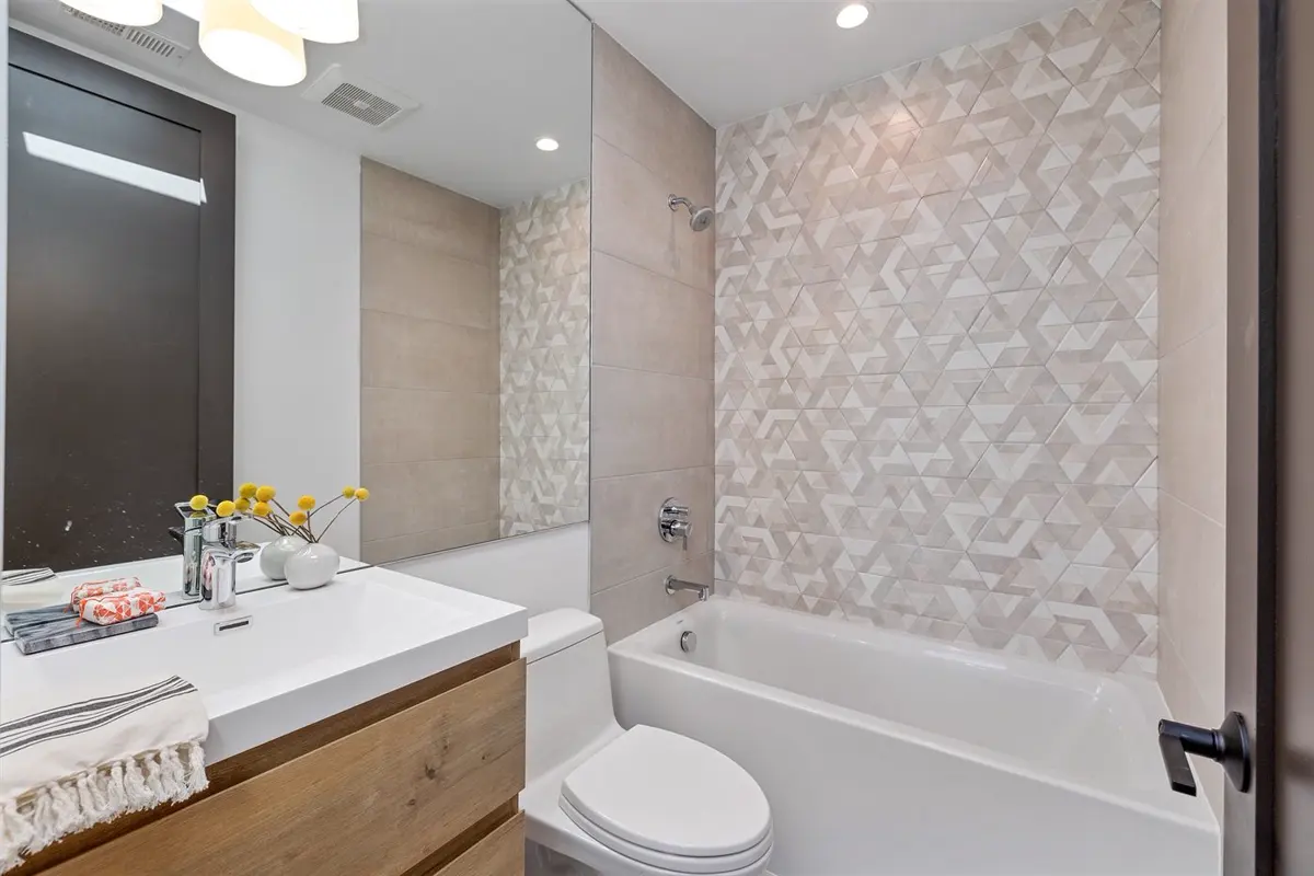 Bathroom, 40th Avenue, Outer Sunset, San Francisco