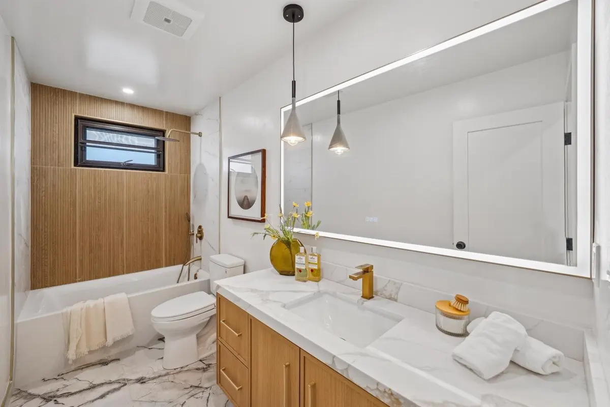 Bathroom, Shipley Avenue, Daly City